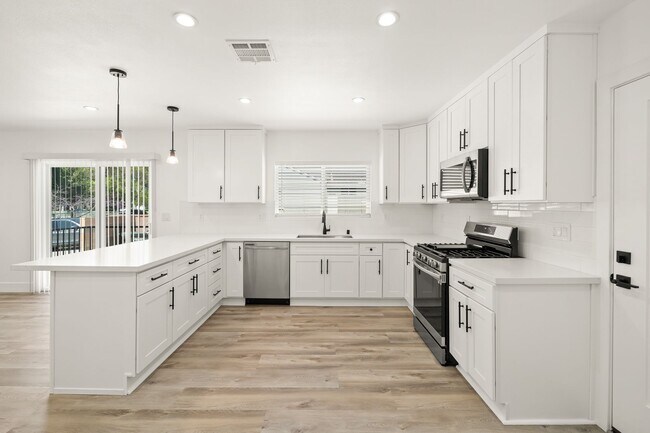 Foto del edificio - 4832 Downey Ave