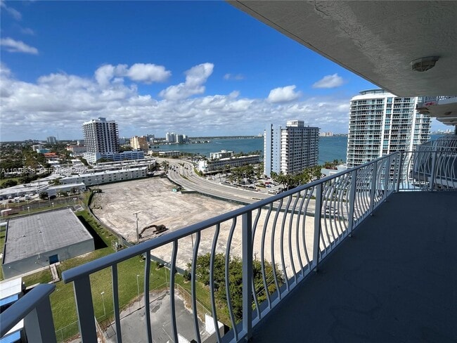 Foto del edificio - 7601 E Treasure Dr