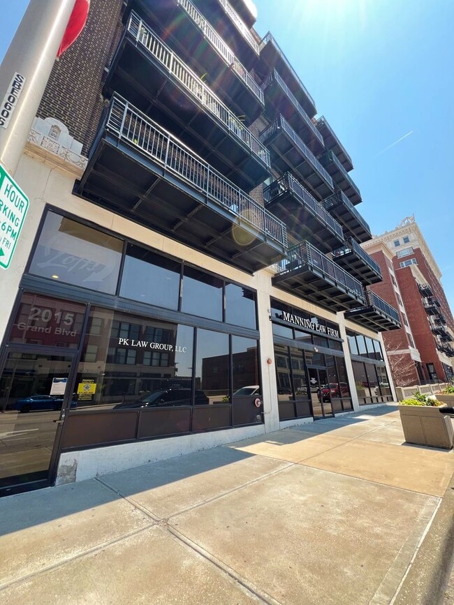 Building Photo - Modern 2-Bedroom Downtown KC Condo with Pa...