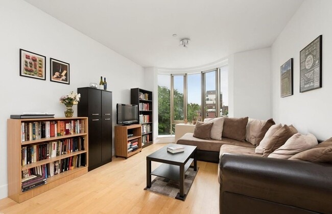 Building Photo - 200 16th St