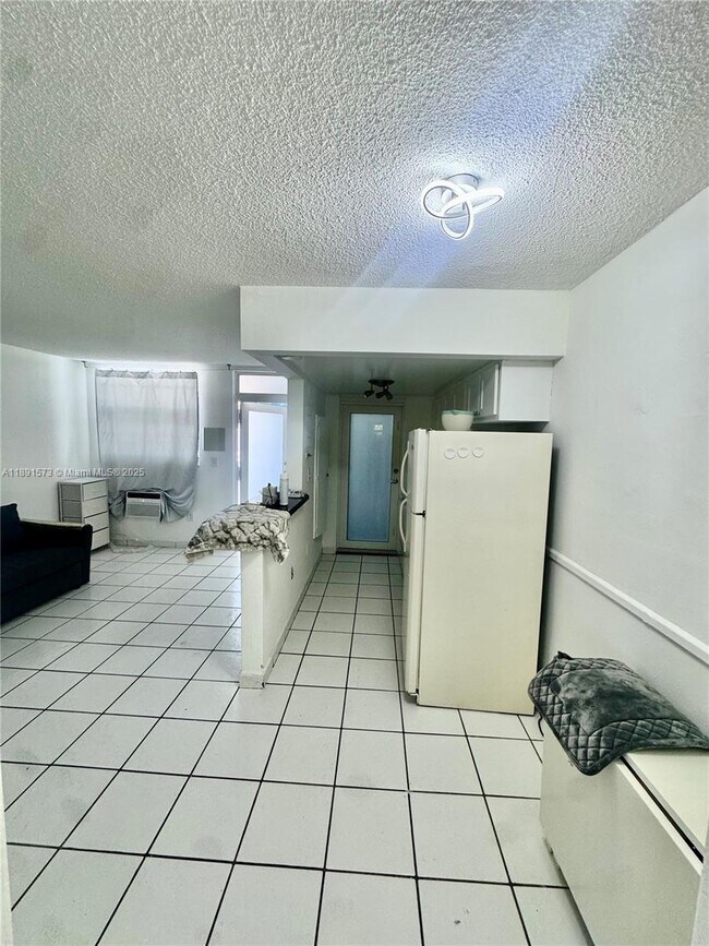 Building Photo - 335 Collins Ave