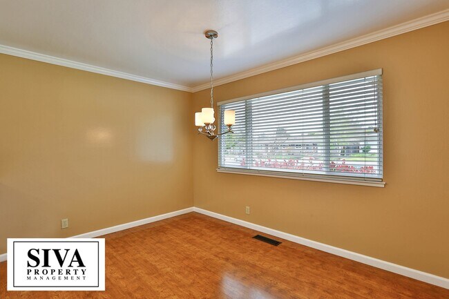 Foto del edificio - 6569 Crown Blvd