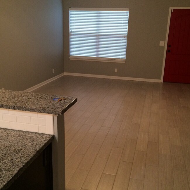Building Photo - 2721 Cayuga Dr