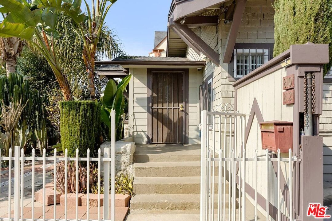 Primary Photo - 810 S Gramercy Dr