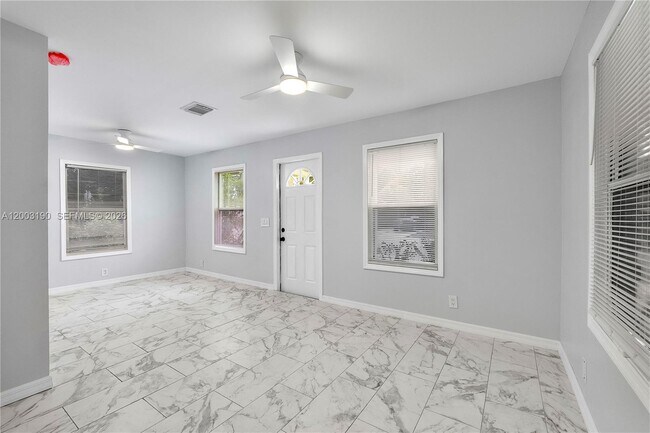 Foto del edificio - 901 NE 38th St