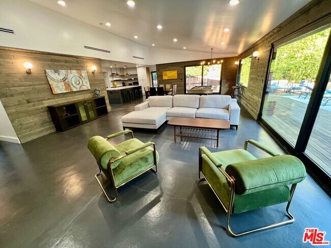 Foto del edificio - 16446 Moorpark St