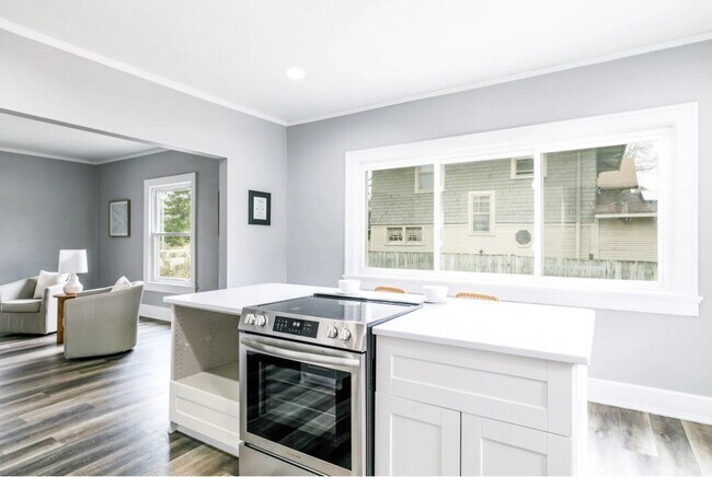 Foto del edificio - 3 bedroom / 2 bathroom home with Fenced Ba...