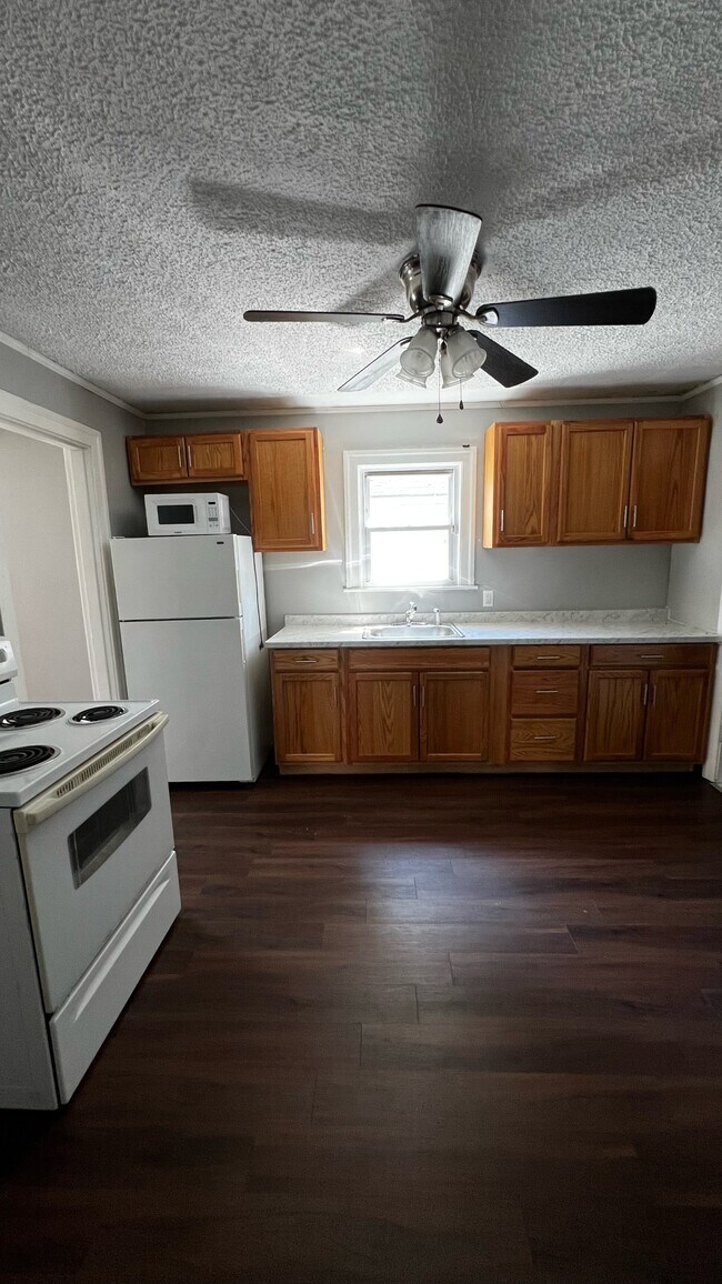 Building Photo - 1212 Homeview Dr