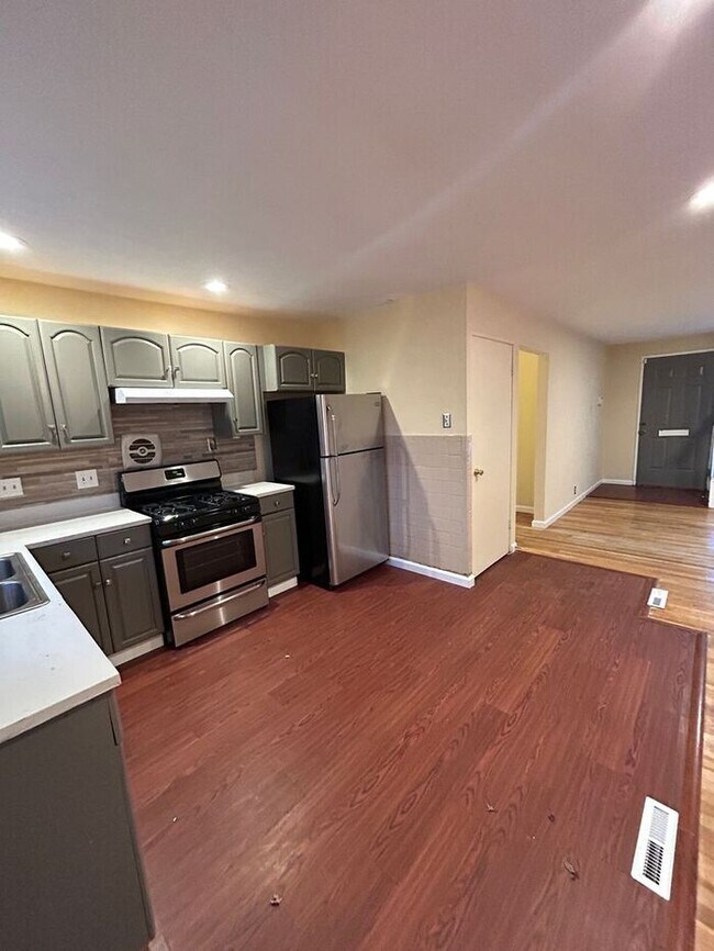 Foto del edificio - Charming 3-Bedroom Home with Fenced Backya...