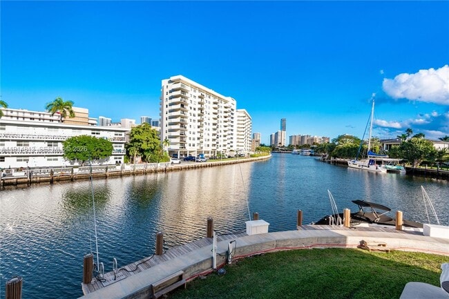 Foto del edificio - 440 Paradise Isle Blvd