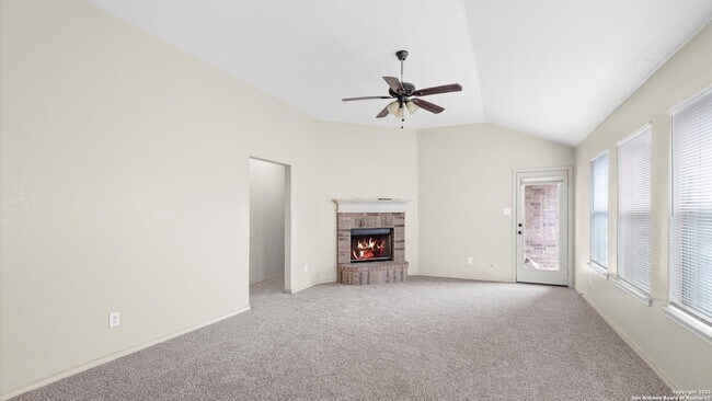 Foto del edificio - 6430 Ithaca Falls