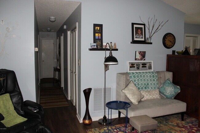 Foto del edificio - 296 River Reach Dr