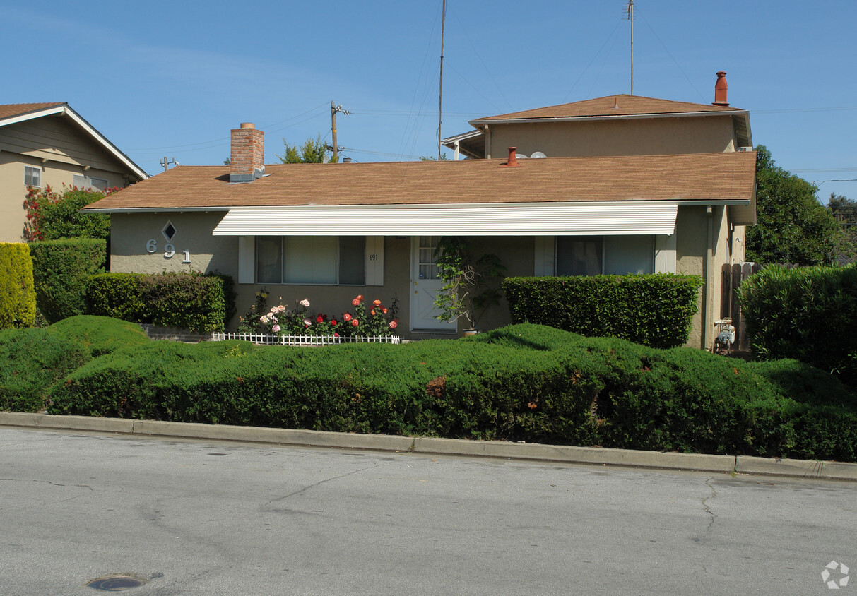 Building Photo - 691 Grand Coulee Ave
