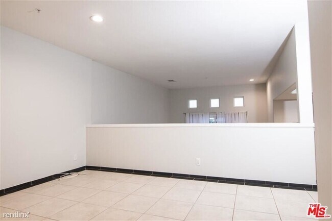 Building Photo - 2 br, 3 bath Townhome - 8007 Hannum Ave