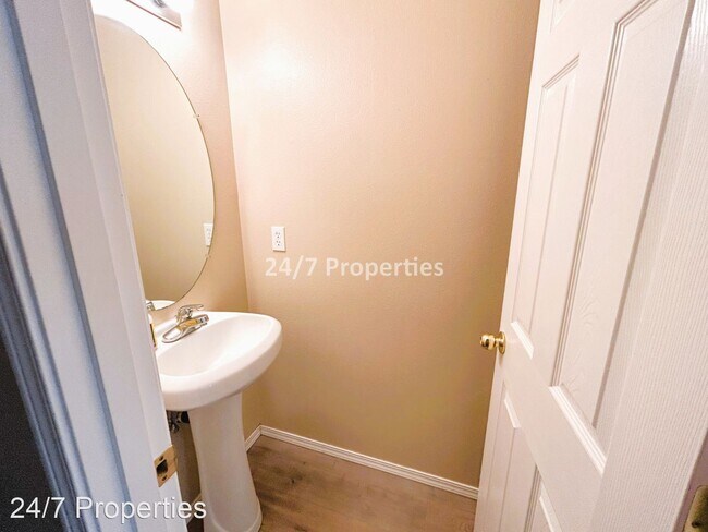 Building Photo - 2 br, 2.5 bath House - 4556 SE Olivewood St