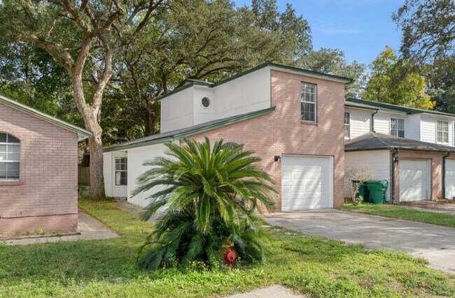 Foto del edificio - 1810 Hurlburt Rd