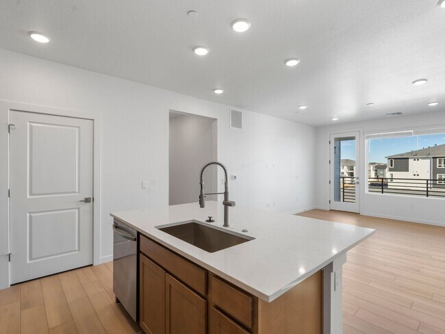 Building Photo - Penthouse level condo with HUGE garage AND private off-street parking
