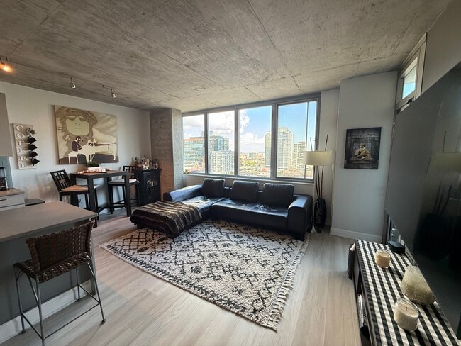 Living Room - 659 W Randolph St