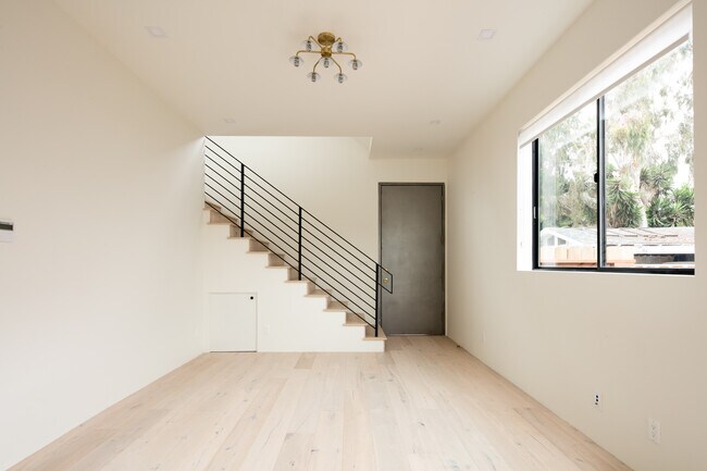 Foto del edificio - 633 Palms Blvd
