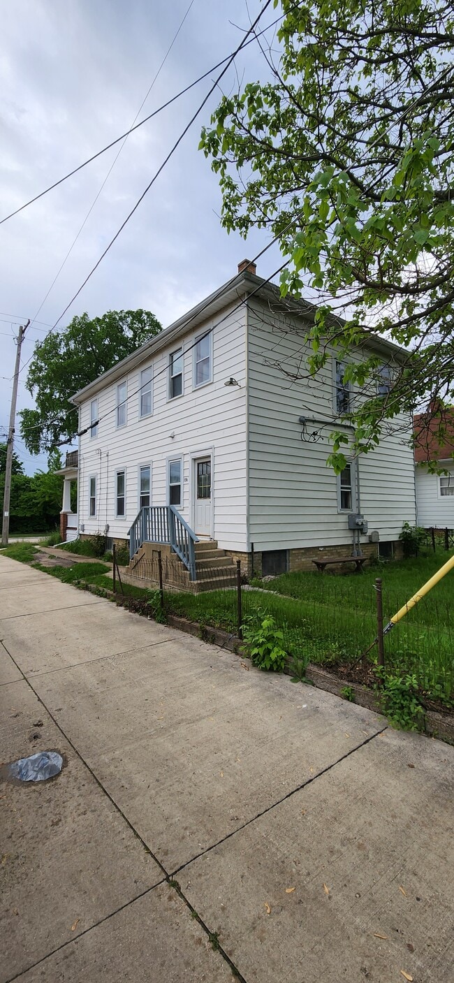 Entrance - 716 Goold St