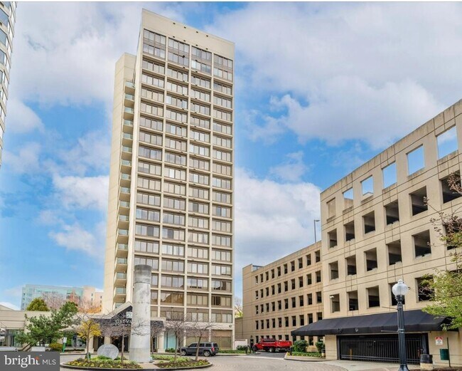 Building Photo - 2001 Hamilton St
