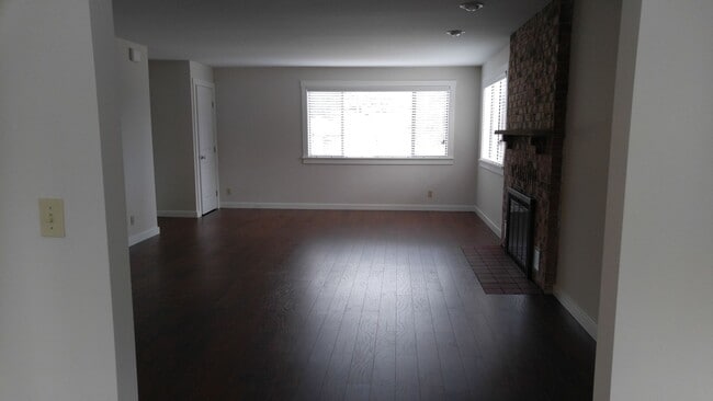 Building Photo - 15610 9th Ave SW