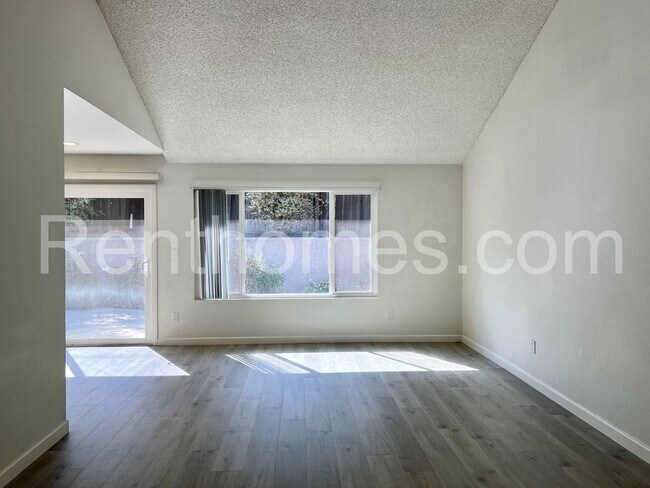 Building Photo - 10259 Parkdale Ave