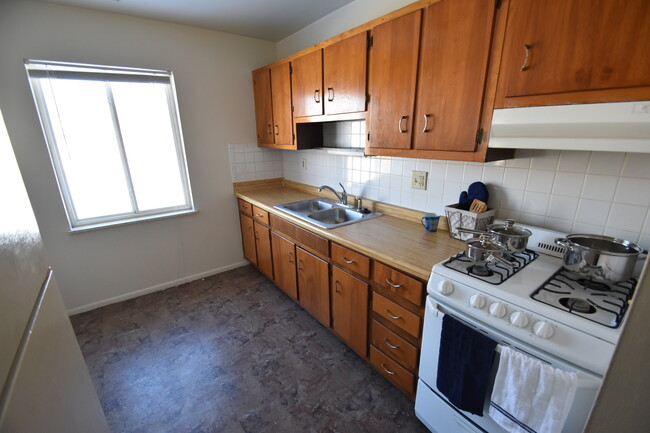 Kitchen - Pin Oak Manor Apartments