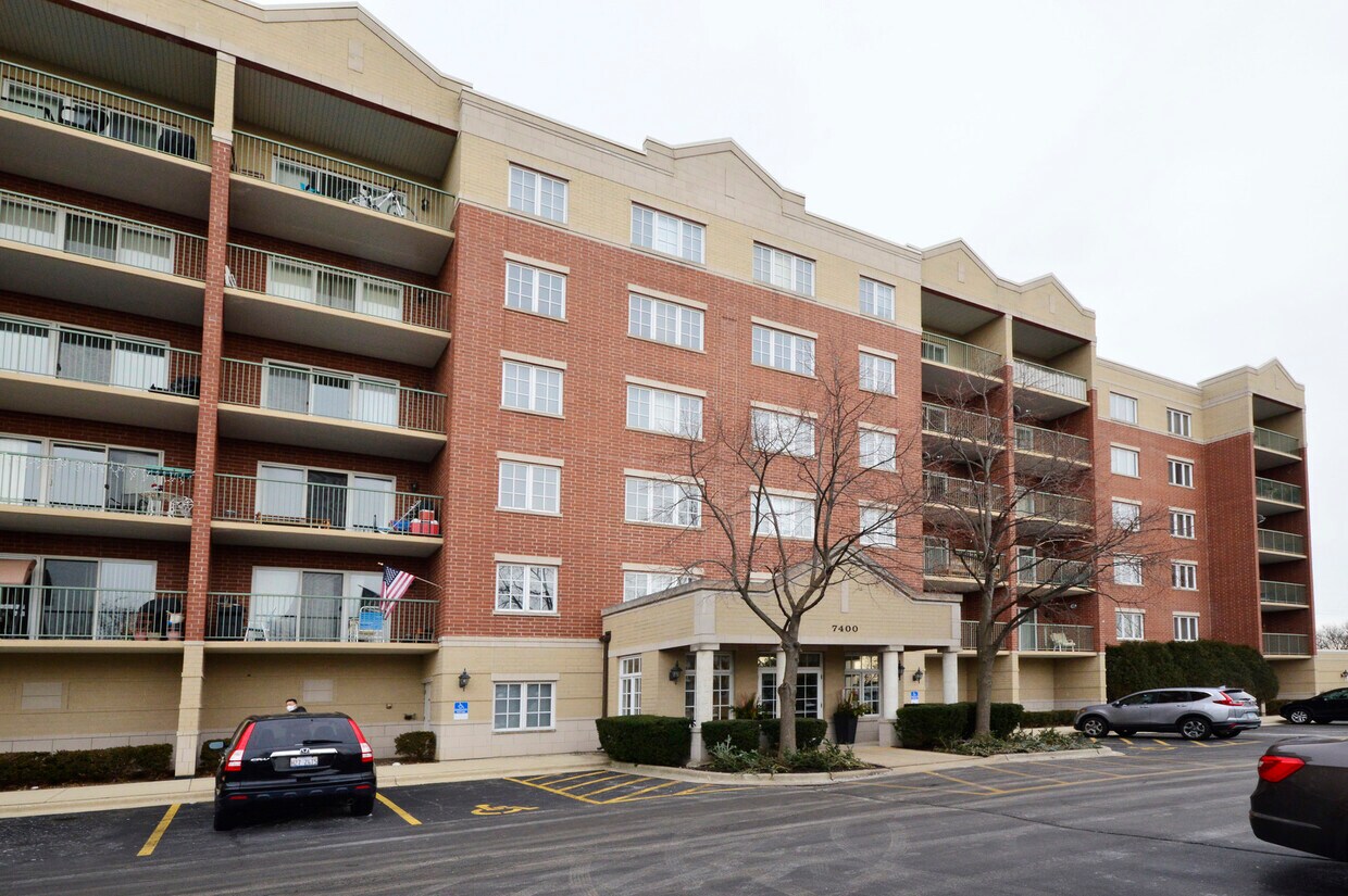 Foto principal - 7400 Lincoln Ave