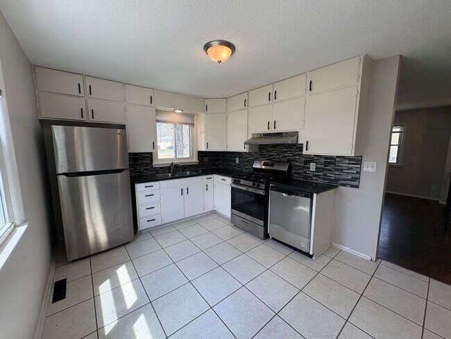 Foto del edificio - Comfortable 3-Bedroom Home with Fenced Yar...