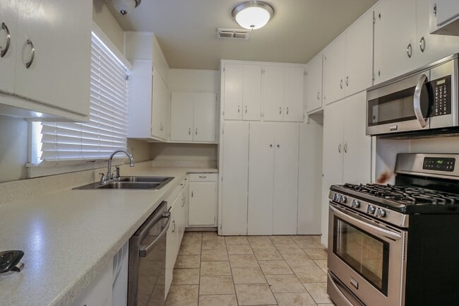 Building Photo - Cute & Cozy 3 Bedroom with Extra Storage!