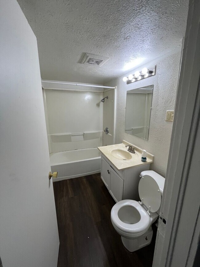 Building Photo - 4 bedroom 1-1/2 bath home in Rockford avai...