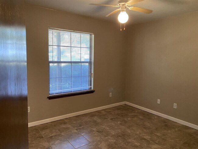 Building Photo - 2233 Mandrell Ct