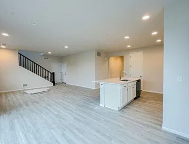 Foto del edificio - LONG REALTY AND PROPERTY MANAGEMENT- 4BED 3BATH IN Commerce City