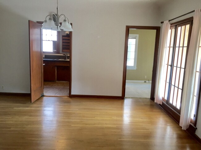 Bright dining room - 948 N Howard St