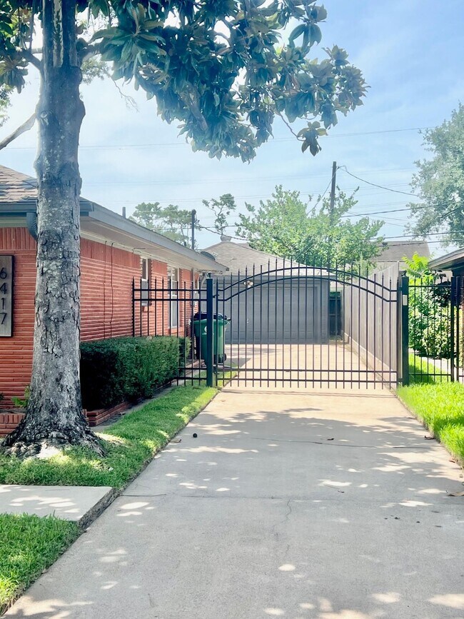 Foto del edificio - 6417 Lindyann Ln