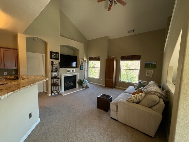 Sala de estar con chimenea de gas - 9050 Double R Blvd