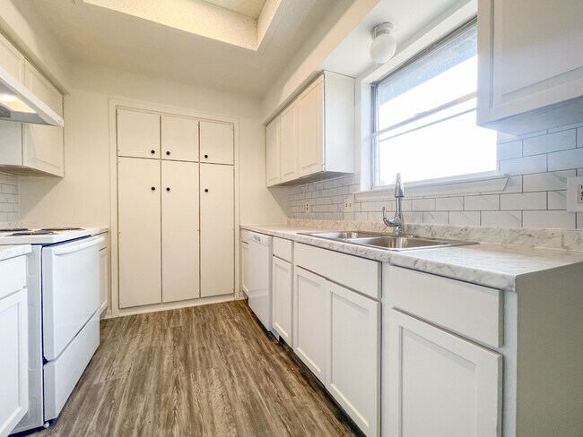 Foto del edificio - 6615 Dunn St