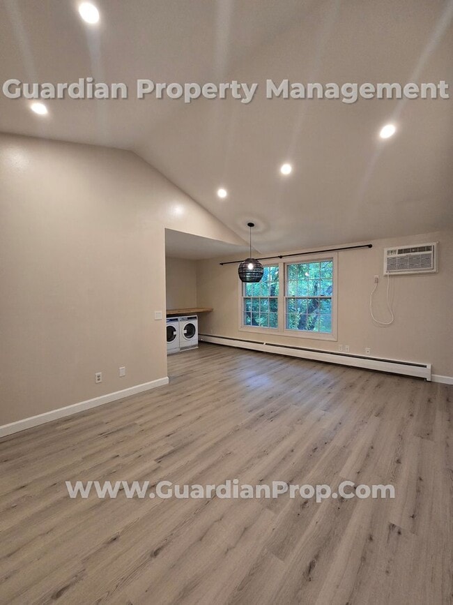 Foto del edificio - Available now! Hopkins condo with in-unit ...