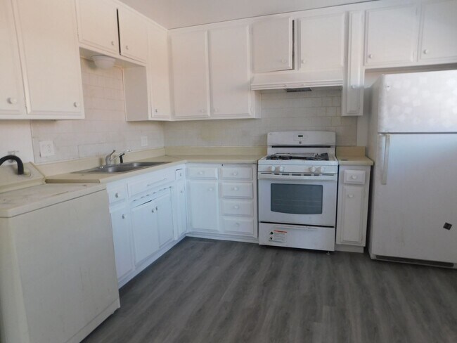 Foto del edificio - 520 Commercial Ave