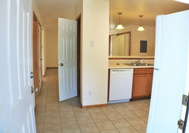 Foto del edificio - $2,695 |ROOMATE WANTED| 4 Bedroom, 2 Bathroom 2nd Floor Condo | Available for a January 5th, 2026...