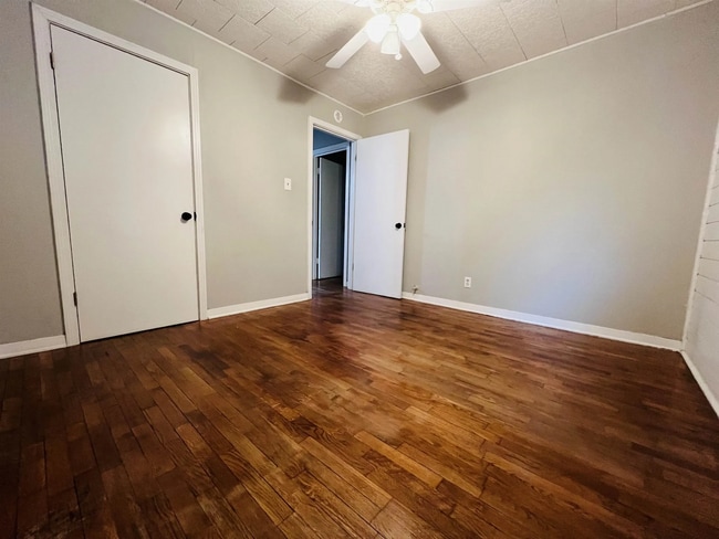 Foto del edificio - 2201 Ave G