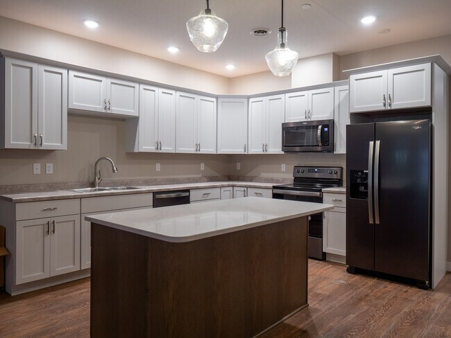 Foto del edificio - 653 Lake Forest Cir