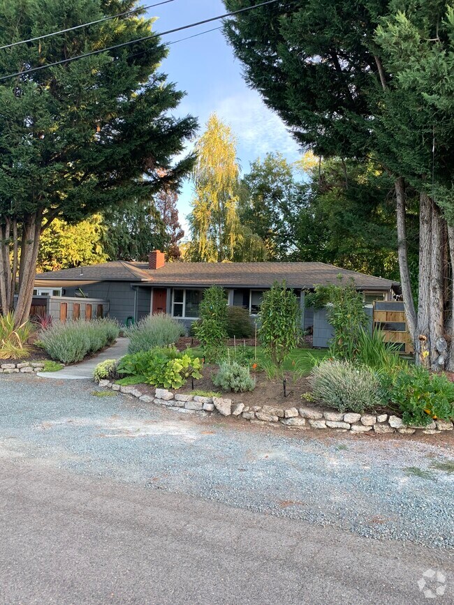 Highcroft Apartments for Rent with Hardwood Floors Medford, OR 1