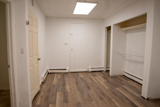 Building Photo - 14 Roxbury Dr