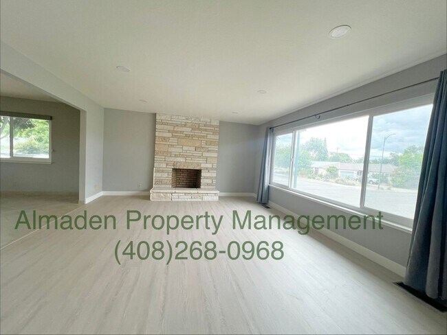 Foto del edificio - Newly Remodeled Tri-level Home! New Paint & No Carpets!