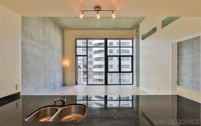 Building Photo - 527 Tenth Ave