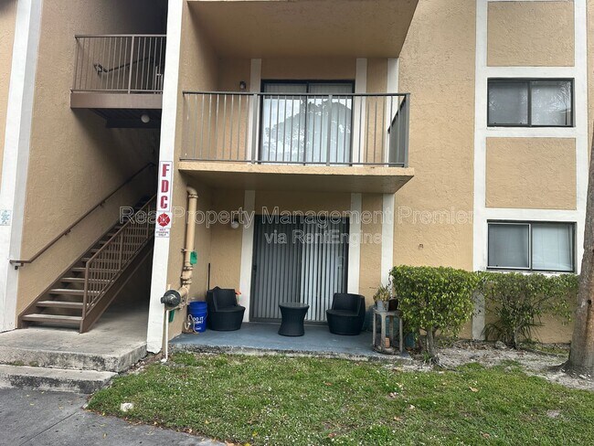 Foto del edificio - 9491 Palm Cir S