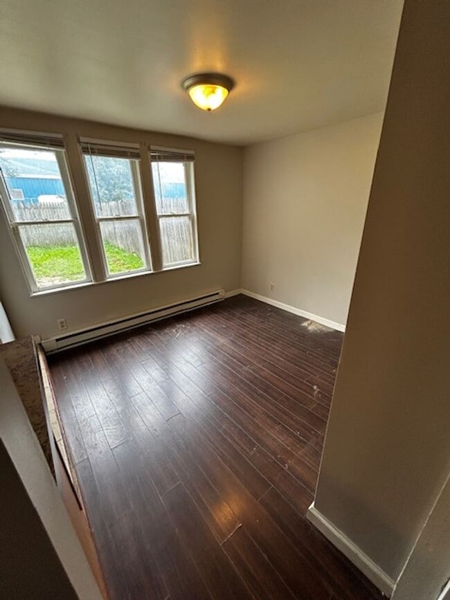 Building Photo - Move In Ready
