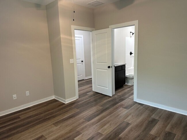 Foto del edificio - 5414 N Gray Dr